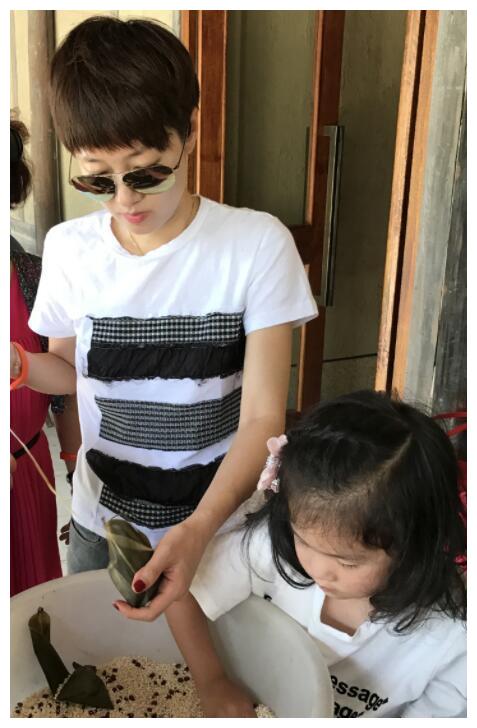 马伊琍带两女儿度假，一个细节能看出这才是好妈妈