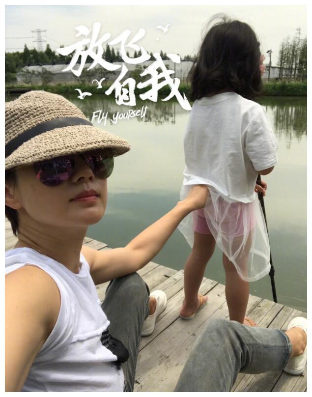 马伊琍带两女儿度假，一个细节能看出这才是好妈妈