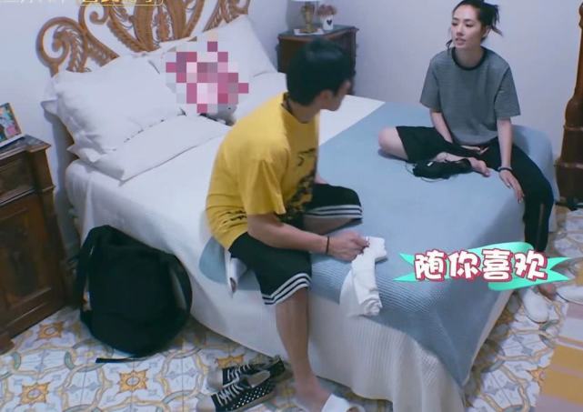白天吵架晚上甜蜜，向佐眼神不离郭碧婷，睡前不忘拿毛巾遮镜头