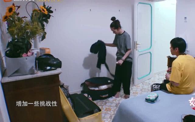 白天吵架晚上甜蜜，向佐眼神不离郭碧婷，睡前不忘拿毛巾遮镜头