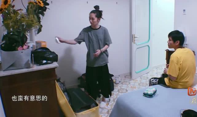 白天吵架晚上甜蜜，向佐眼神不离郭碧婷，睡前不忘拿毛巾遮镜头