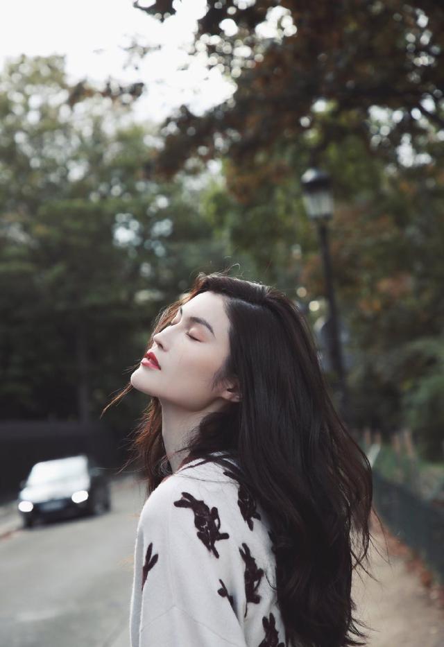 何穗现身巴黎，穿兔子针织衫配黑色长裙，涂红唇回头惊艳网友