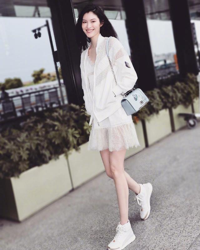 何穗现身巴黎，穿兔子针织衫配黑色长裙，涂红唇回头惊艳网友