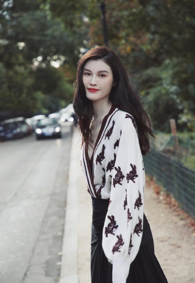何穗现身巴黎，穿兔子针织衫配黑色长裙，涂红唇回头惊艳网友