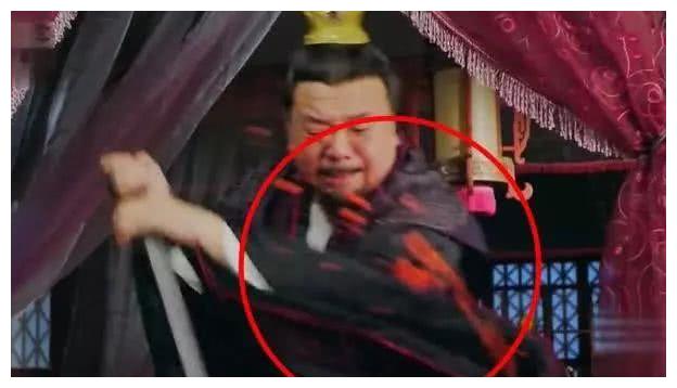 最激动的穿帮镜头，连群演的钱都省了，直接从商场借塑胶人来顶替
