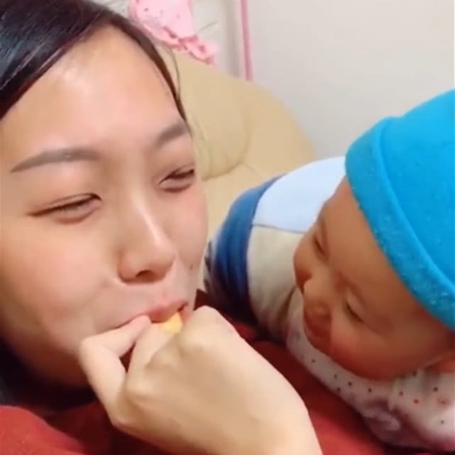 宝宝看到妈妈吃饼干,看得两眼发直,接下来妈妈心都化了!