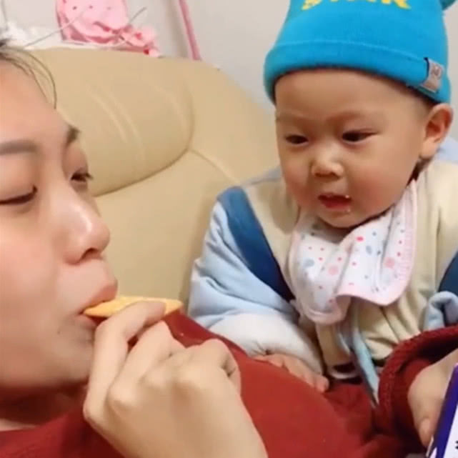 宝宝看到妈妈吃饼干,看得两眼发直,接下来妈妈心都化了!