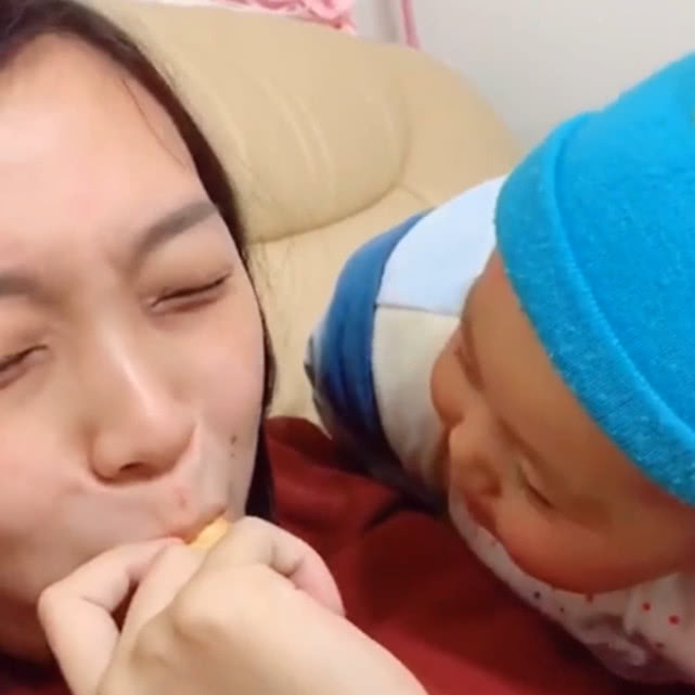 宝宝看到妈妈吃饼干,看得两眼发直,接下来妈妈心都化了!