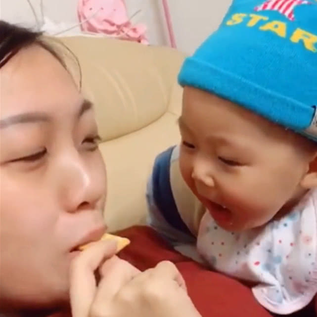 宝宝看到妈妈吃饼干,看得两眼发直,接下来妈妈心都化了!