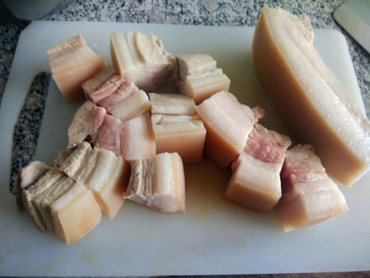 酱香不腻的东坡肉花生,简单一炖,花生入味肉软烂,配?.