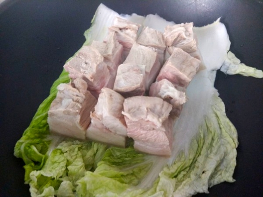 酱香不腻的东坡肉花生,简单一炖,花生入味肉软烂,配?.