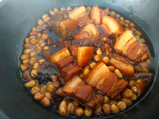 酱香不腻的东坡肉花生,简单一炖,花生入味肉软烂,配?.