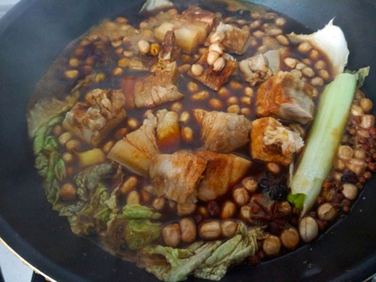 酱香不腻的东坡肉花生,简单一炖,花生入味肉软烂,配?.