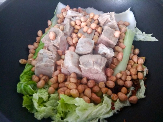 酱香不腻的东坡肉花生,简单一炖,花生入味肉软烂,配?.