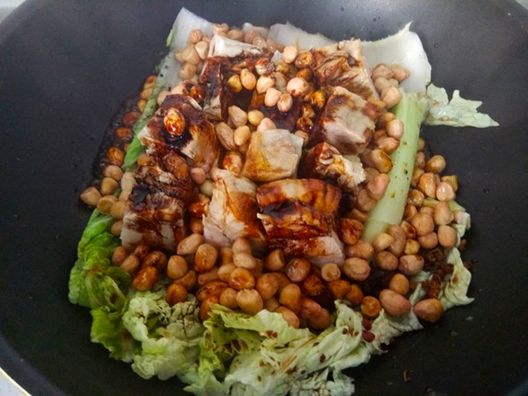 酱香不腻的东坡肉花生,简单一炖,花生入味肉软烂,配?.