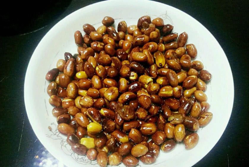 炸花生米又糊又焦?老厨师:下锅前多做“这1步”,想糊都难!