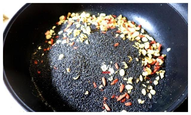 过年糖果别买了,教你自制芝麻花生糖,简单美味,喷香酥脆吃不够