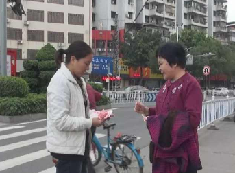 男子骑摩托撒下百元大钞，4路人赶紧抢钱……