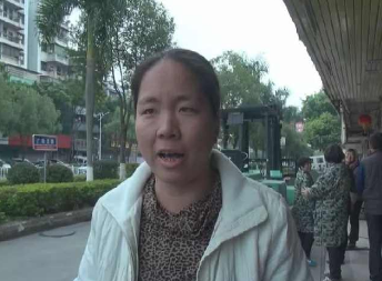 男子骑摩托撒下百元大钞，4路人赶紧抢钱……