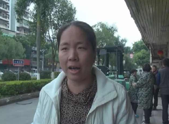 男子骑摩托撒下百元大钞，4路人赶紧抢钱……