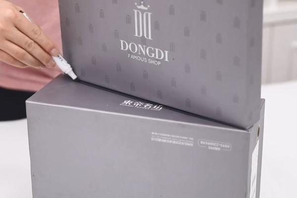 旧鞋盒不要再扔了，切2刀放鞋柜里，能让你的鞋柜多放10双鞋！