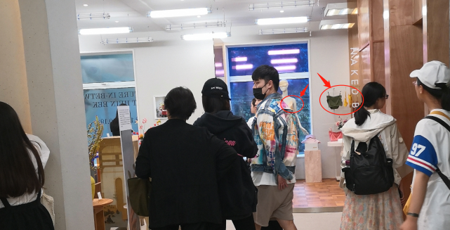 网友偶遇陈赫陪老婆张子萱逛内衣店，网友称她不像怀孕