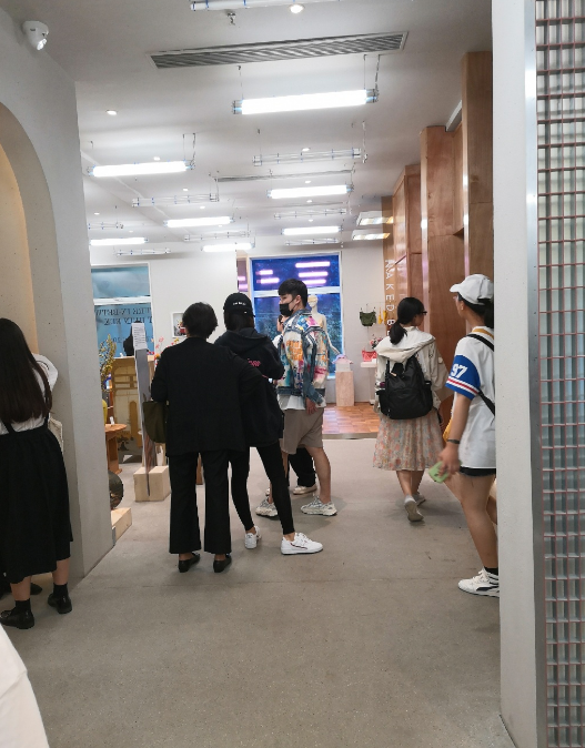 网友偶遇陈赫陪老婆张子萱逛内衣店，网友称她不像怀孕