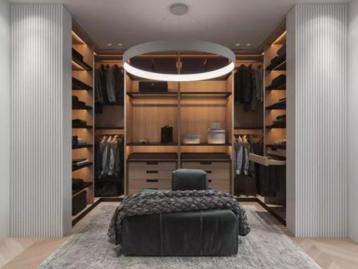 卧室空间不足?步入式衣柜的2大要点要记住,轻松帮你
