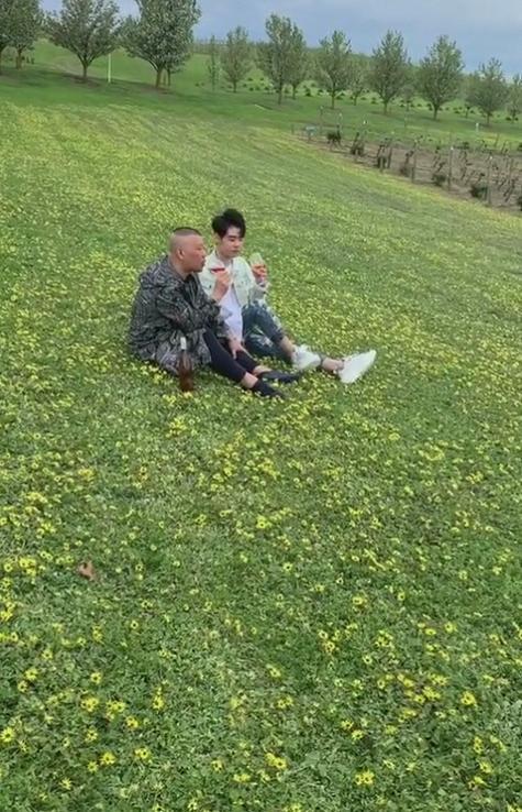 郭德纲草地上品红酒超惬意，张云雷坐旁边腿比师傅长一大截
