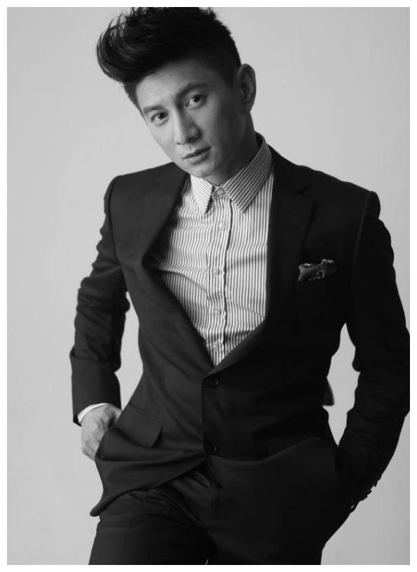 吴奇隆真会穿，衬衫配休闲裤简单又时尚，发福不少意外胖出双下巴
