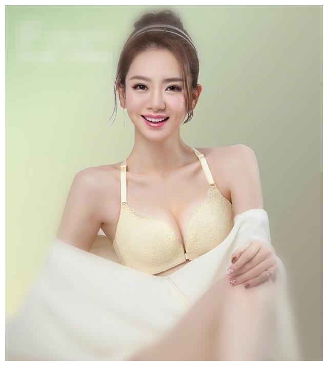 戚薇晒内衣美照，评论区瞬间沸腾，群众：当真是无孔不入啊！