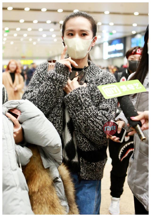 刘诗诗素颜现身机场,衣着宽松平底鞋却穿红袜子