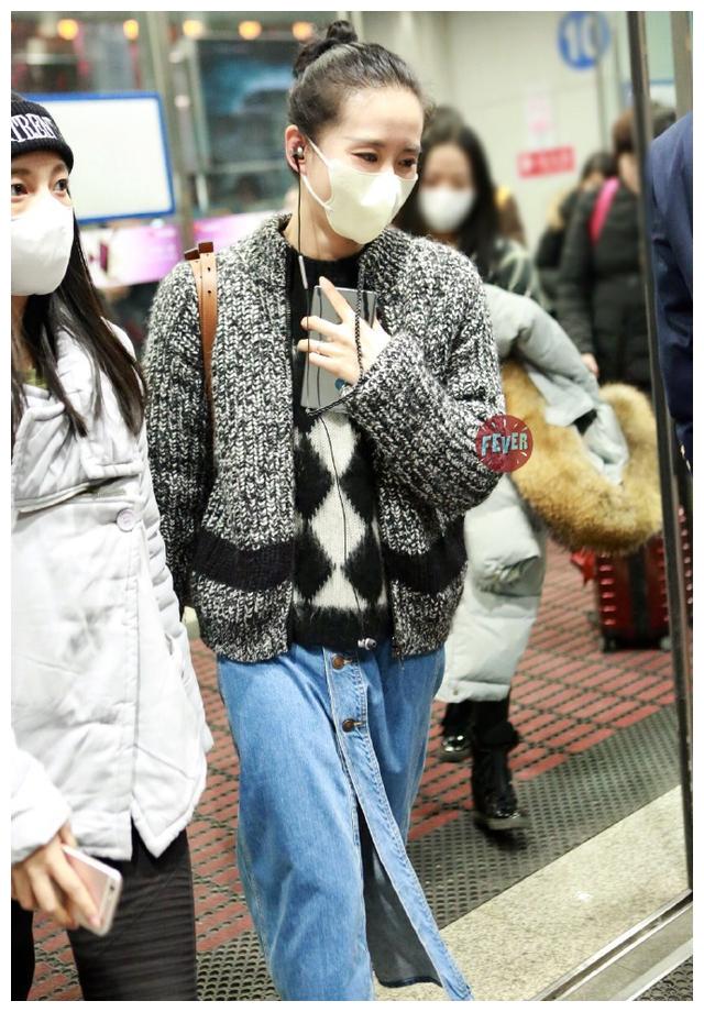 刘诗诗素颜现身机场,衣着宽松平底鞋却穿红袜子