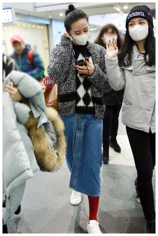 刘诗诗素颜现身机场,衣着宽松平底鞋却穿红袜子