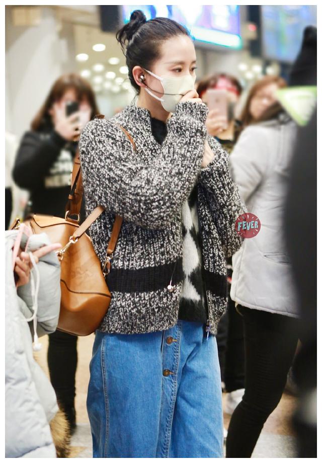 刘诗诗素颜现身机场,衣着宽松平底鞋却穿红袜子