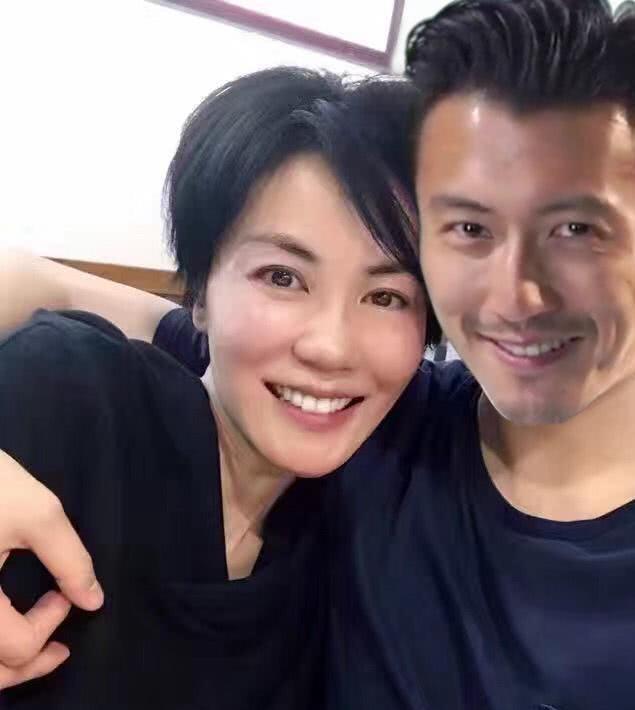 谢霆锋国外拍广告凹造型身材好，玩手机不受大儿子采访传闻影响