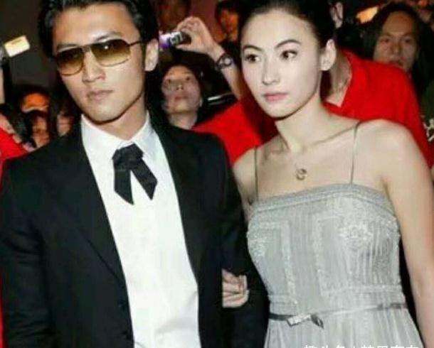 谢霆锋国外拍广告凹造型身材好，玩手机不受大儿子采访传闻影响