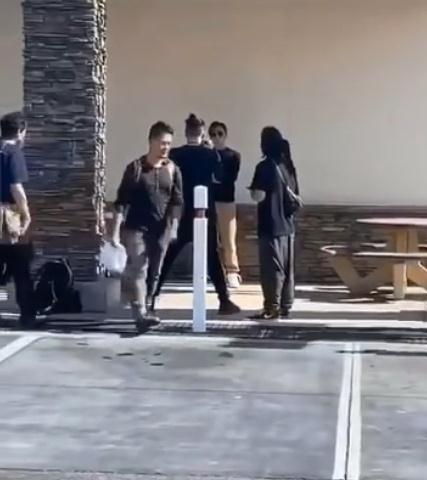 谢霆锋国外拍广告凹造型身材好，玩手机不受大儿子采访传闻影响