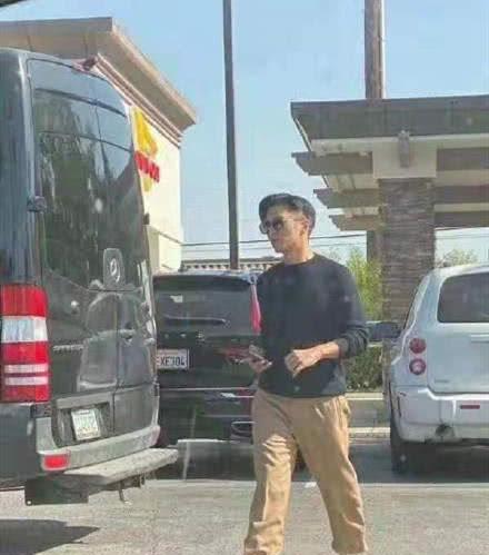 谢霆锋国外拍广告凹造型身材好，玩手机不受大儿子采访传闻影响