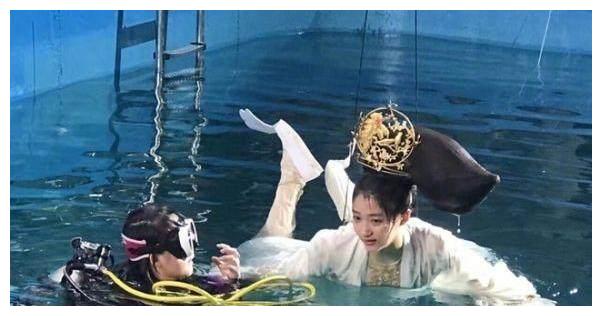 新剧照，关晓彤不再头顶“缝纫机”，平刘海的赵丽颖你期待吗