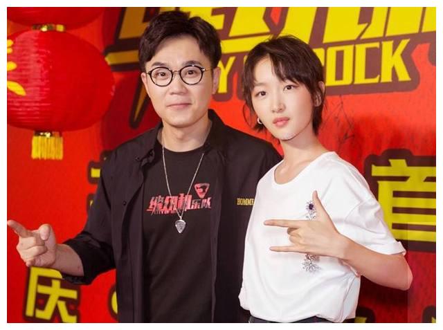 周冬雨出演《缝纫机乐队》现身短发白外套首映酷劲十足