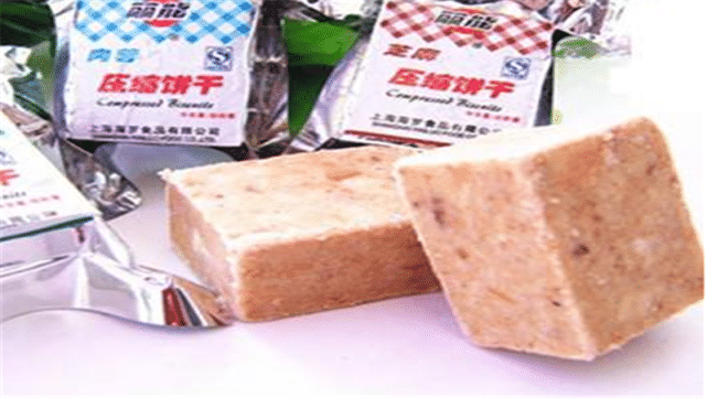 士兵在战场上靠什么充饥?军用压缩饼干是最佳选择,主要很抗饿