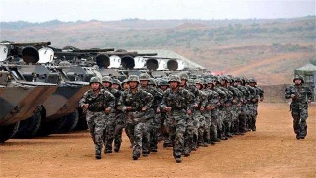 士兵在战场上靠什么充饥?军用压缩饼干是最佳选择,主要很抗饿