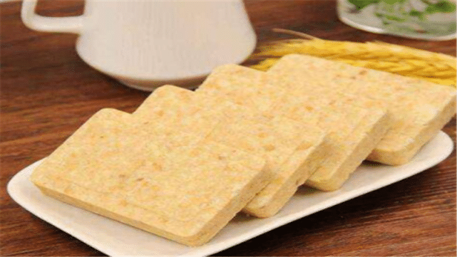 士兵在战场上靠什么充饥?军用压缩饼干是最佳选择,主要很抗饿