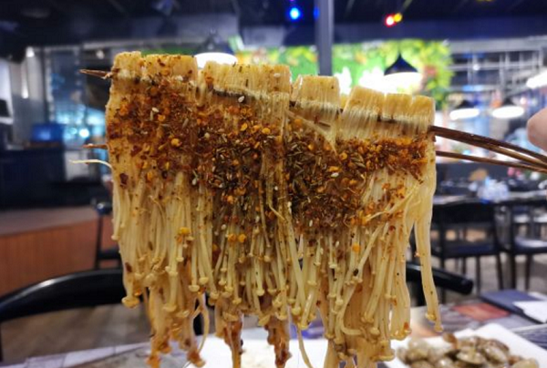 狼开心开启灯光盛宴与美食的碰撞