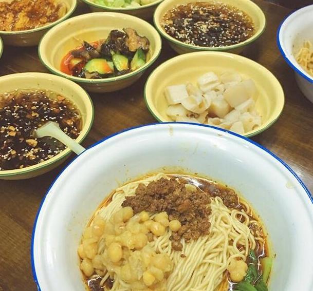 宋茜晒出自己住的豪宅，可能在韩国呆久了，连餐具也很有中国风