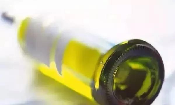 好奇心来猜猜红酒瓶底的小酒窝是干什么用的？