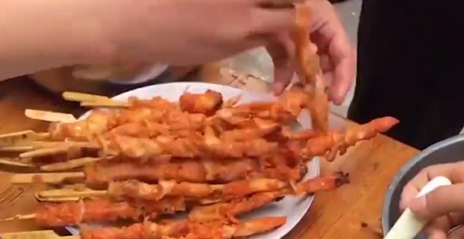 烧烤摊3种肉无法造假，味道超级美味，会点来吃的是吃货