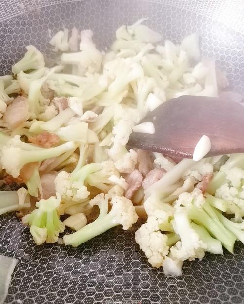 花椰菜炒肉教学，现在正是花椰菜的食用日子，趁新鲜吃