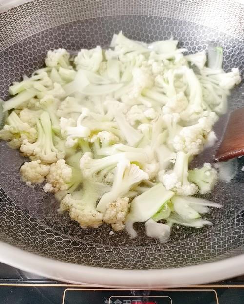 花椰菜炒肉教学，现在正是花椰菜的食用日子，趁新鲜吃